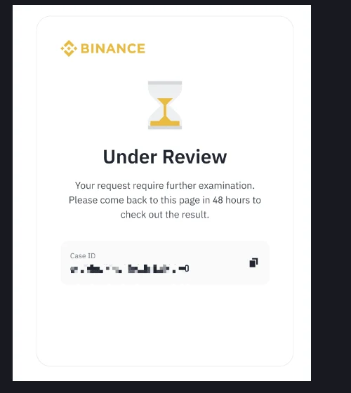 Binance அதிகாரப்பூர்வ உதவி பக்கத்தில் காட்டப்படும் Under Review திரை. மணிக்கூடு சின்னத்துடன் Under Review தலைப்பு, முடிவை அறிய 48 மணி நேரம் கழித்து இந்த பக்கத்திற்கு திரும்பி வரும்படி கூறும் வாசகம், மற்றும் மங்கலாக்கப்பட்ட Case ID பெட்டி தெரிகின்றன