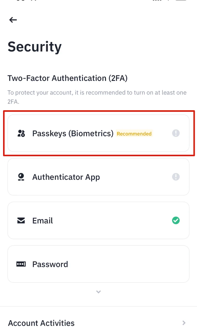 Binance app-ன் Security திரை; Two-Factor Authentication (2FA) பட்டியலில் Passkeys (Biometrics) என்பது Recommended என்ற குறியுடன் முதல் வரிசையில் உள்ளது, அதன் கீழ் Authenticator App, Email, Password ஆகியவை தெரிகின்றன