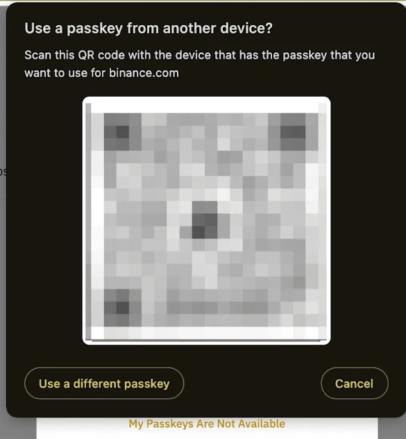 幣安桌機版跳出的 Use a passkey from another device? 視窗，說明要用持有通行密鑰的裝置掃描畫面中的 QR Code，下方有 Use a different passkey 與 Cancel 兩個按鈕，視窗外的頁面可看到 My Passkeys Are Not Available 連結